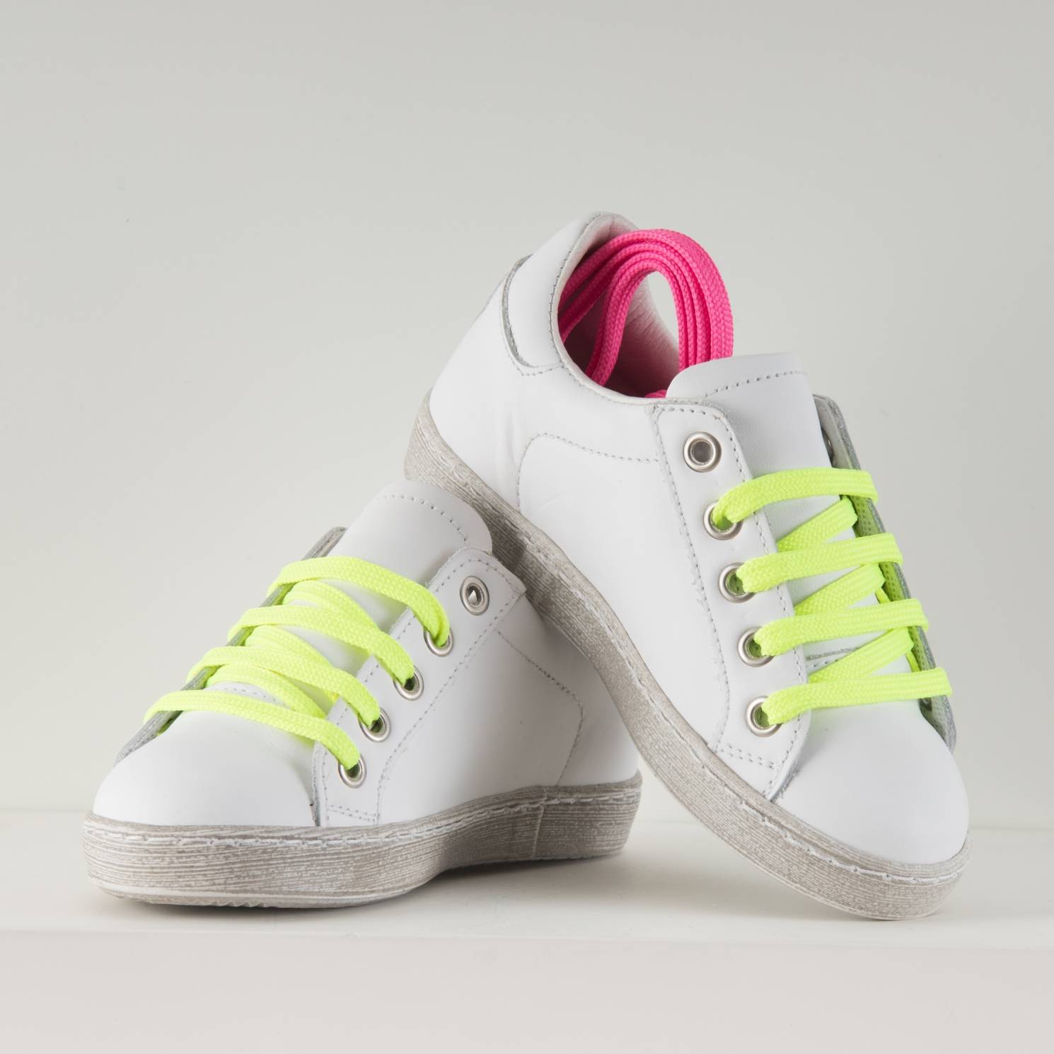 zapatilla blanca cordones fluor